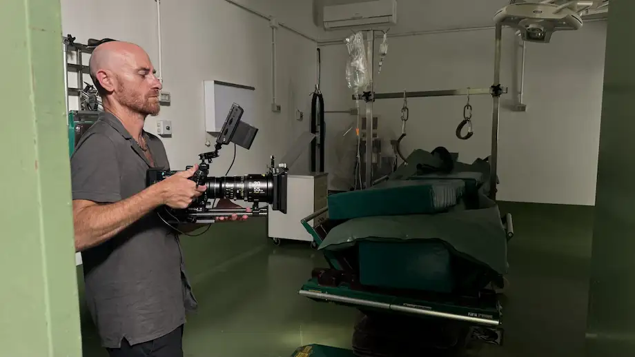 Camera operator at work during the shooting of the documentary "the horse clinik"